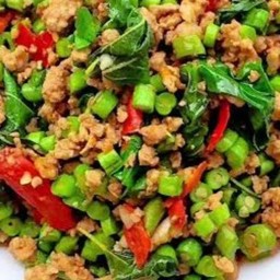 ข้าวหน้ากระเพราหมูสับใส่ถั่วฝักยาว