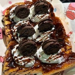 ปังปิ้ง เนยนม+ทาช็อกโกแลต+วิปครีม+โอริโอ้+ราดช็อกโกแลต