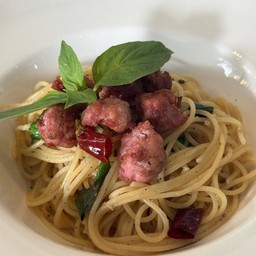 พาสต้า ผัดพริก กระเทียม กับไส้กรอกอิตาเลี่ยน