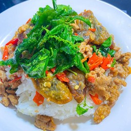 กะเพราหมูสับไข่เยี่ยวม้า ราดข้าว