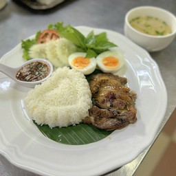 ข้าวไก่ย่างน้ำจิ้มแจ่ว