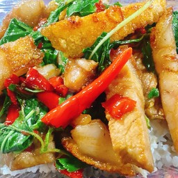 กะเพราหมูกรอบ