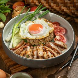 ข้าวผัดเนยกระเทียมคอหมูย่างไข่ดาว