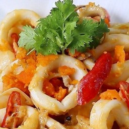 ปลาหมึกผัดไข่เค็มราดข้าว