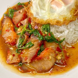 ข้าวผัดกะเพราหมูแดง