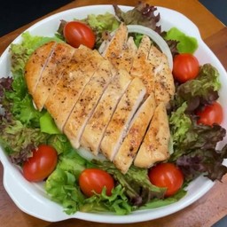 สลัดไก่ย่างพริกไทยดำ