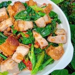 คะน้าหมูกรอบ