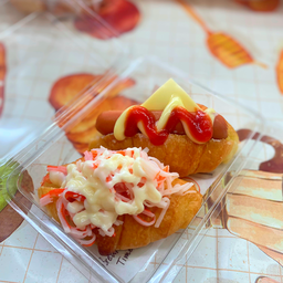 ครัวซองค์ ปูอัดน้ำสลัด+ไส้กรอก+ชัส