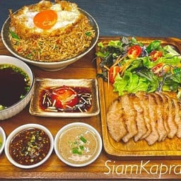 Set ข้าวผัดกะเพราหมูสับหน้าหมูย่างจิ้มแจ่ว