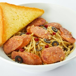 สปาเก็ตตี้ผัดพริกแห้งไส้กรอกหมูรมควัน