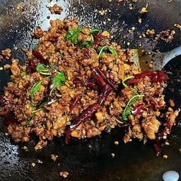 ข้าวราดเนื้อสับผัดใบโหรพา