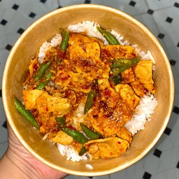 ข้าวไก่ผัดพริกแกง