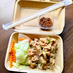 หมี่คลุกไก่กรอบ