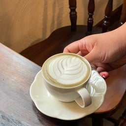 hot hojicha latte