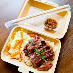 หมี่คลุกเนื้อพิคานย่าย่างไฟ(เลือกเส้นได้)