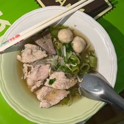 ร้านก๋วยเตี๋ยวน้าเดช