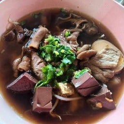 ร้านก๋วยจั๊บอาหลาน สี่แยกนวลแก้ว