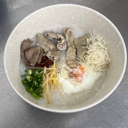 โจ๊กเครื่องในใส่ไข่