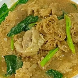 ราดหน้าหมูเส้นหมี่