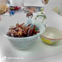 ข้าวสวยไข่สดกับตั๊กแตนทอดอร่อยๆ สาขาอรัญประเทศ