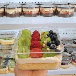 บ็อกส์เค้กผลไม้รวมครีมสด