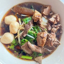 พี่เบอร์ก๋วยเตี๋ยวโครงไก่ตุ๋น