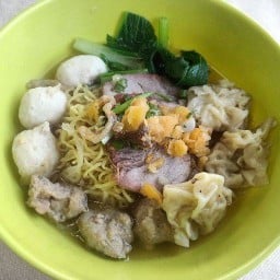 วาสนาบะหมี่เกี๊ยวเซียงกงรังสิตเจ้าเก่า หน้าโรงพยาบาลภัทรธนบุรี