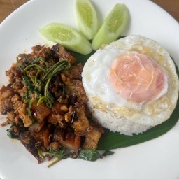 ข้าวผัดกะเพราหมูกรอบ