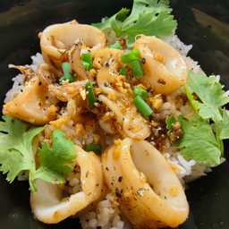 หมึกผัดกระเทียมพริกไทย