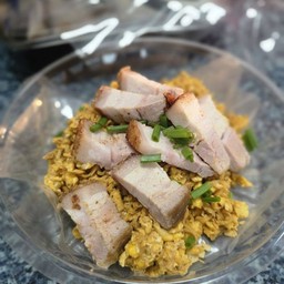 ผัดม่ามาต้มยำแห้งหมูกรอบพริกแห้งไข่ขยี้2ใบ