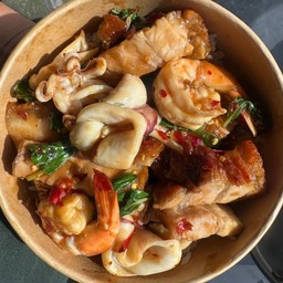 กะเพราหมูกรอบทะเล จุกๆเต็มกล่อง