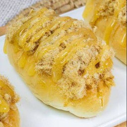 [อร่อยซ่ากับโค้ก] ขนมปังอบ ไส้หมูหยอง น้ำสลัดโบราณ (ราคา/1ชิ้น +  โค้ก ออริจินัล (กระป๋อง) 