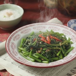 ผัดผักบุ้งไฟลุก 2 เมตร (หอมติดกระทะ)