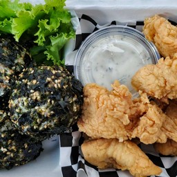 ข้าวปั้นสาหร่าย + ไก่ทอดกรอบ (เลือกซอสได้)