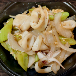 ข้าวหมึกผัดพริกหยวก