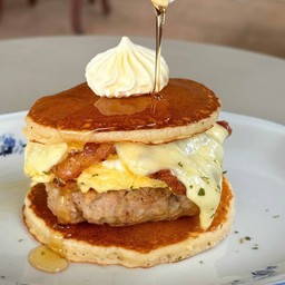 แพนเค้กชีสเบอร์เกอร์หมูและเบคอนกับไข่คน