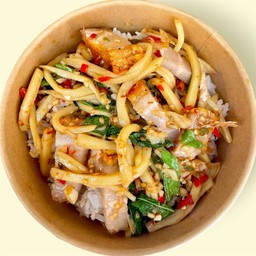 ข้าวผัดหน่อไม้หมูกรอบ