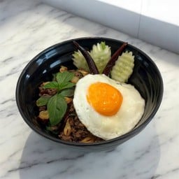 ข้าวเนื้อวากิวพริกแห้งโหระพาไข่ดาว