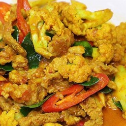 ข้าวหน้าผัดพริกแกงดอกกะหล่ำหมูสับ