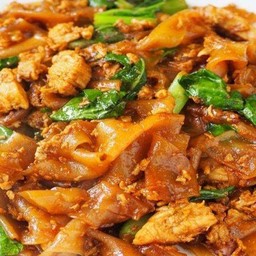 เส้นใหญ่ผัดซีอิ๊วอกไก่