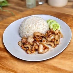 ข้าวปลาหมึกกระเทียมพริกไทย