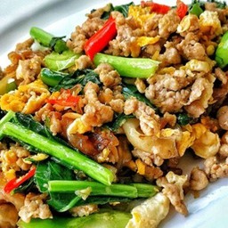 ผัดซีอิ๊วเส้นใหญ่หมูสับใส่ไข่