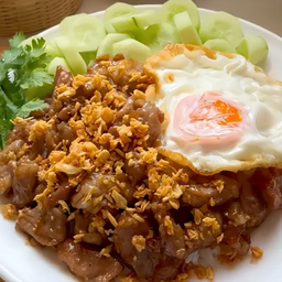 ข้าวหมูกรอบทอดกระเทียมไข่ดาว L