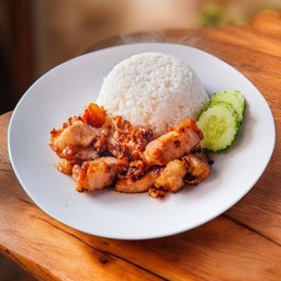 ข้าวหมูกรอบกระเทียมพริกไทย