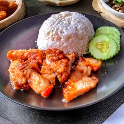 ข้าวราดผัดหมูกรอบน้ำมันหอย