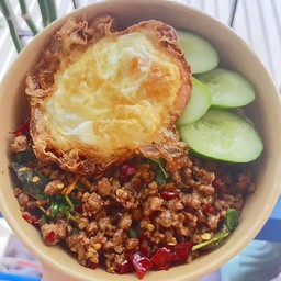 ข้าวกะเพราหมูสับไข่ดาว  (ไข่ดาวแถมให้อยู่แล้วนะค่่ะ)
