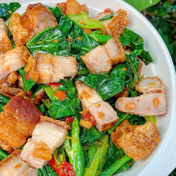 ผัดคะน้าหมูกรอบ