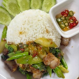 ข้าวผัดคะน้าหมูกรอบ