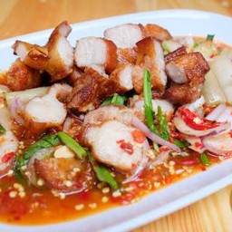 ยำสามชั้นทอด