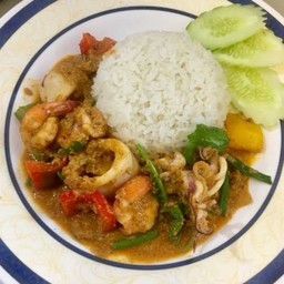 ข้าวทะเลผัดผงกะหรี่ Stir-Fried Seafood With Curry Powder